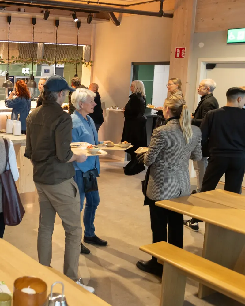 Långbord i matsalen med gäster