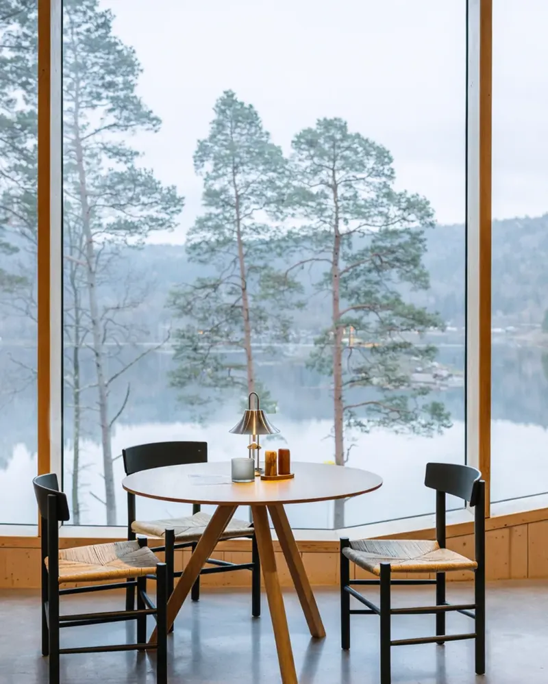 Bord vid glasfasaden med utsikt över sjön