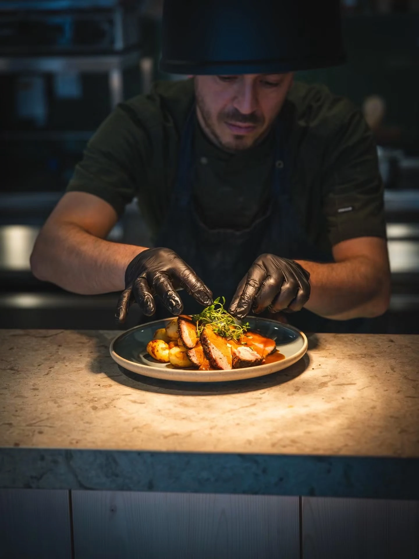 Kocken lägger sista handen vid en tallrik i köket på Bistro Wendelstrand